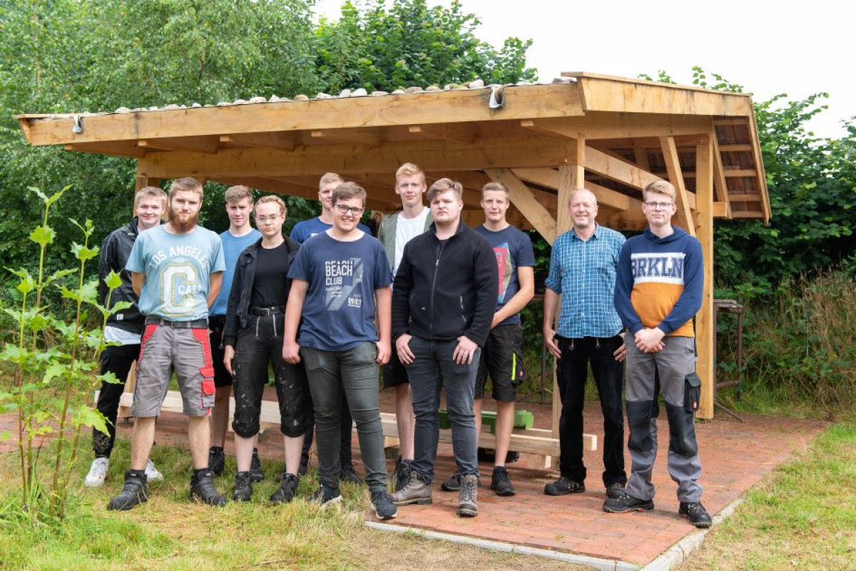 Schüler planen und errichten neues Bienenhaus  