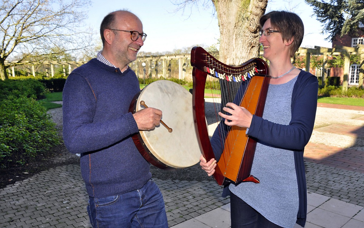 Keltische Kobolde, Tänzer und Musiker  feiern in den Stapelfelder Gärten