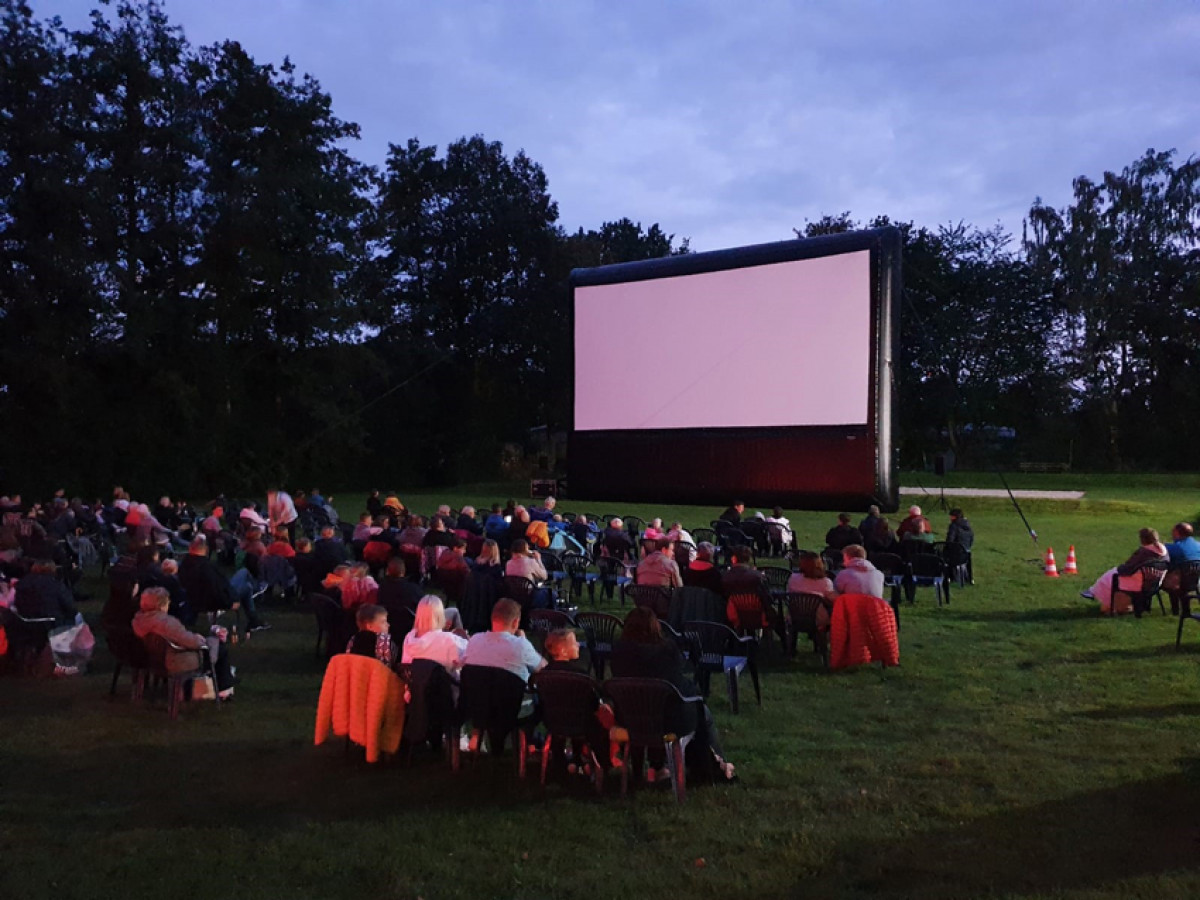 Über 350 Filmfans beim Sommerkino in den Stapelfelder Gärten