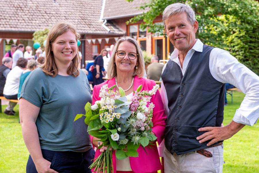 Die Leiterin des Umweltzentrums Frau Dr. Franziska Zumbrägel (links) und ihr Vorgänger Bernd Kleyboldt (rechts) dankten Angelika Walter für die langjährige vertrauensvolle Zusammenarbeit.