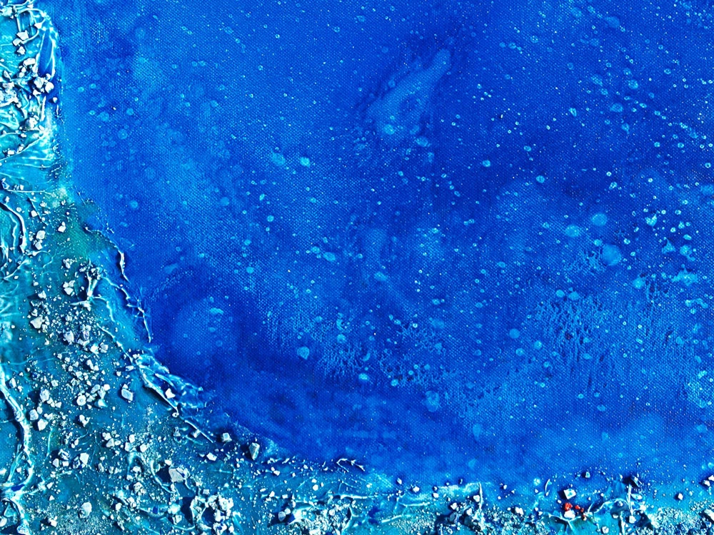 Nahaufnahme eines blauen Acrylfarben-Gemäldes