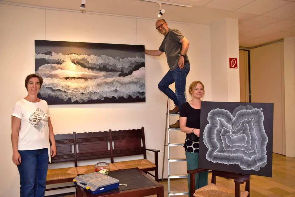 Drei Menschen bauen das Kunstprojekt Temporär auf.