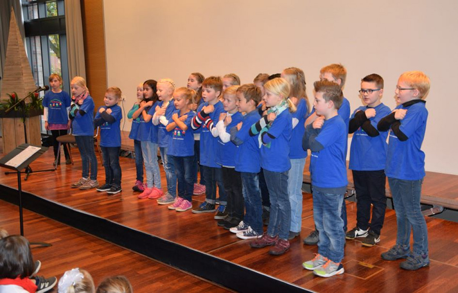 Kinderchor am singen