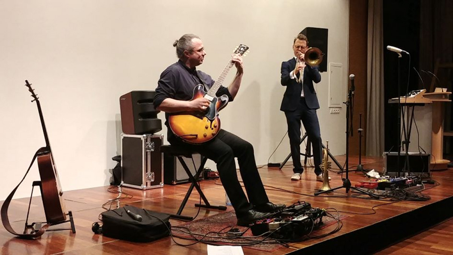 Das Duo Mehr Als Wir performt auf der Bühne