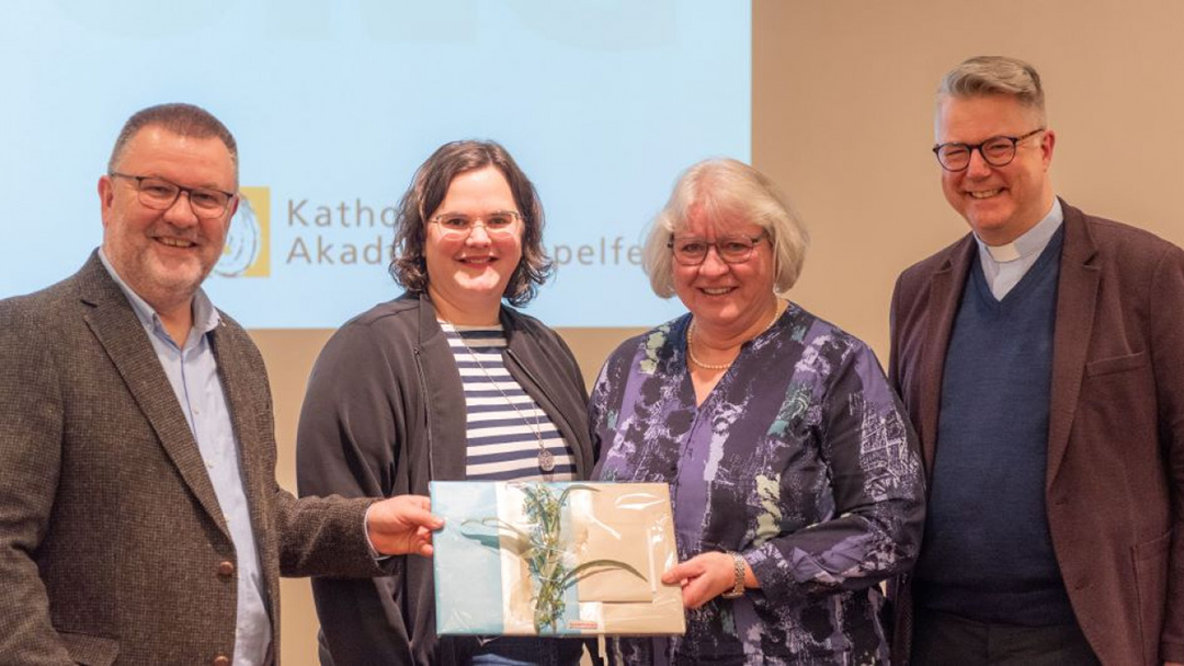 Conny Tönnies wird von ihren Kolleginnen verabschiedet