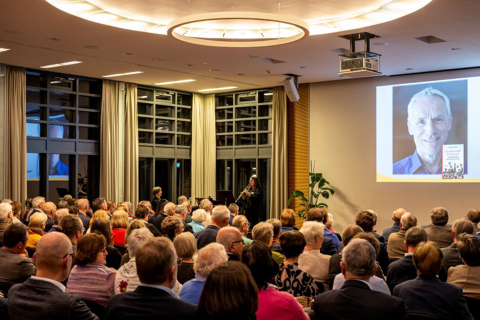 Das Publikum hört gespannt dem Vortrag zu