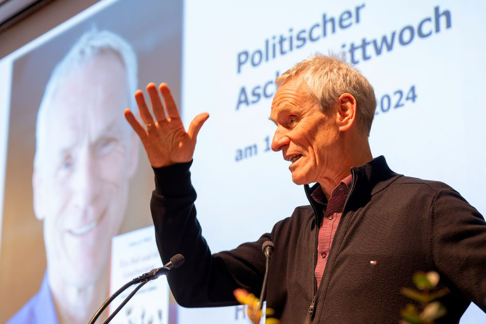 Prof. Dr. Frie hält einen Vortrag