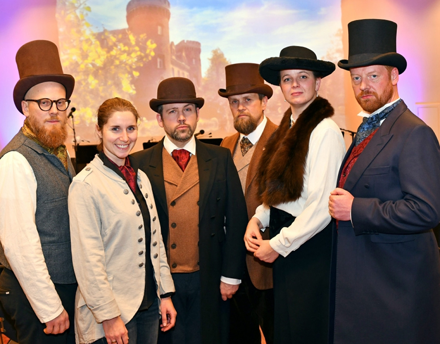 Die Darsteller von "Der kleine Lord" stehen nebeneinander