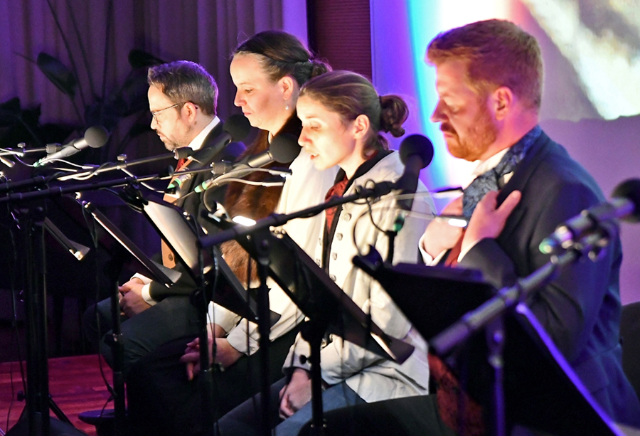 Die Sprecher von "Der kleine Lord" haben vor sich die Geschichte und eine Mikrofone.