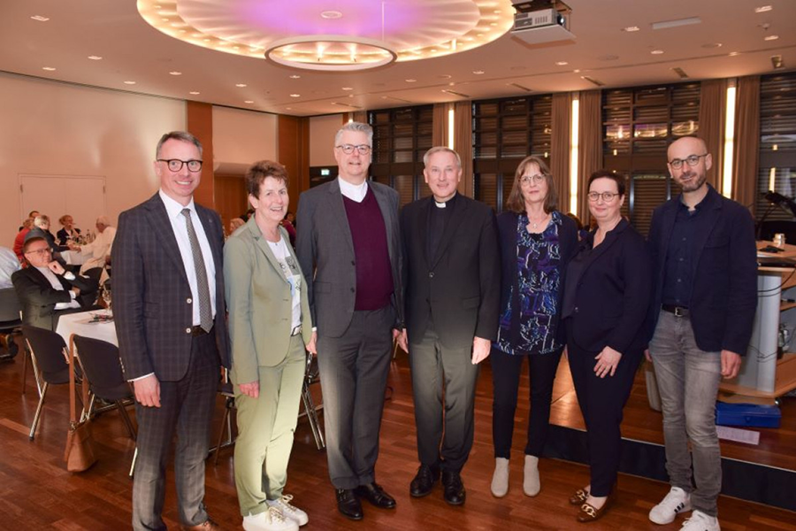 Dr. Markus Wonka, Offizialat Vechta, Petra Focke, stellv. Leiterin der Fachstelle, Akademiedirektor Pfarrer Dr. Marc Röbel, Leiter der Fachstelle, und Weihbischof Wilfried Theising freuen sich gemeinsam mit den Referenten Birgit Henseler, Tanja Gamers und Dr. Stephan Trescher über die offizielle Eröffnung der Fachstelle für Pastorale Bildung und Begleitung
