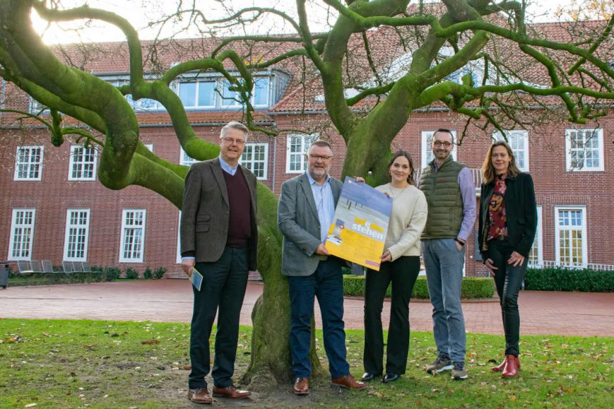 Präsentieren das neue Jahresprogramm (von links) Akademiedirektor Dr. Marc Röbel, der geschäftsführende Direktor Willi Rolfes und die Dozenten Laura Kaiser, Dr. Alexander Linke und Dr. Martina Schumacher (Foto: KAS).