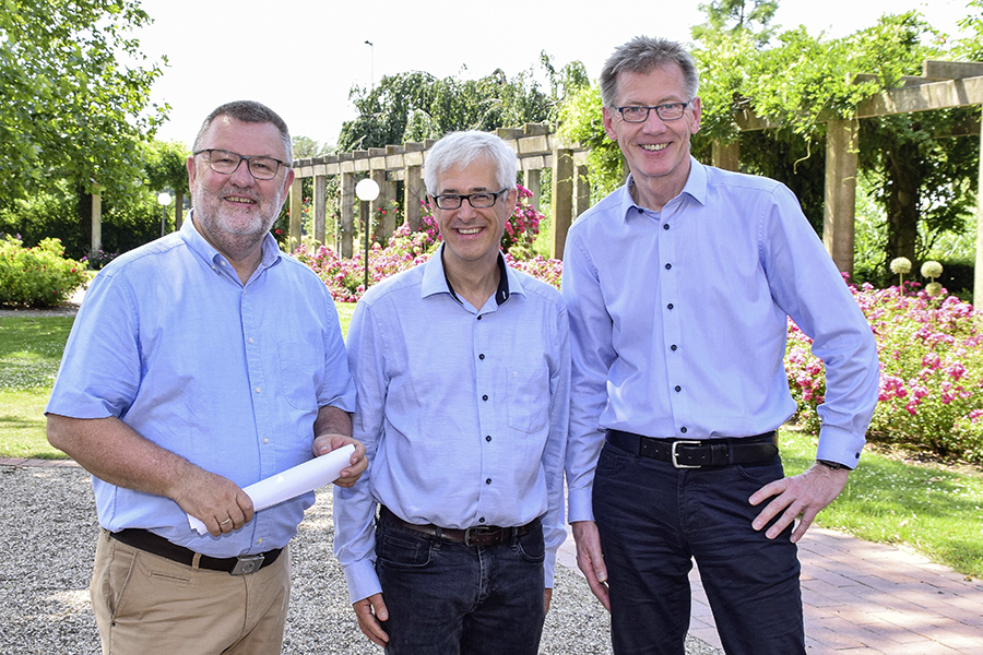 Das Foto zeigt von links nach rechts: Willi Rolfes (Geschäftsführender Direktor der KAS) Mitglied des Landesvorstandes, Dr. Jörg Matzen (Leiter des evangelischen Bildungszentrums Bad Bederkesa) Vorsitzender des Landesverbandes, Tobias Gombert (Leiter des Bildungs- und Tagungszentrums HVHS Springe) stellvertretender Landesvorsitzender.