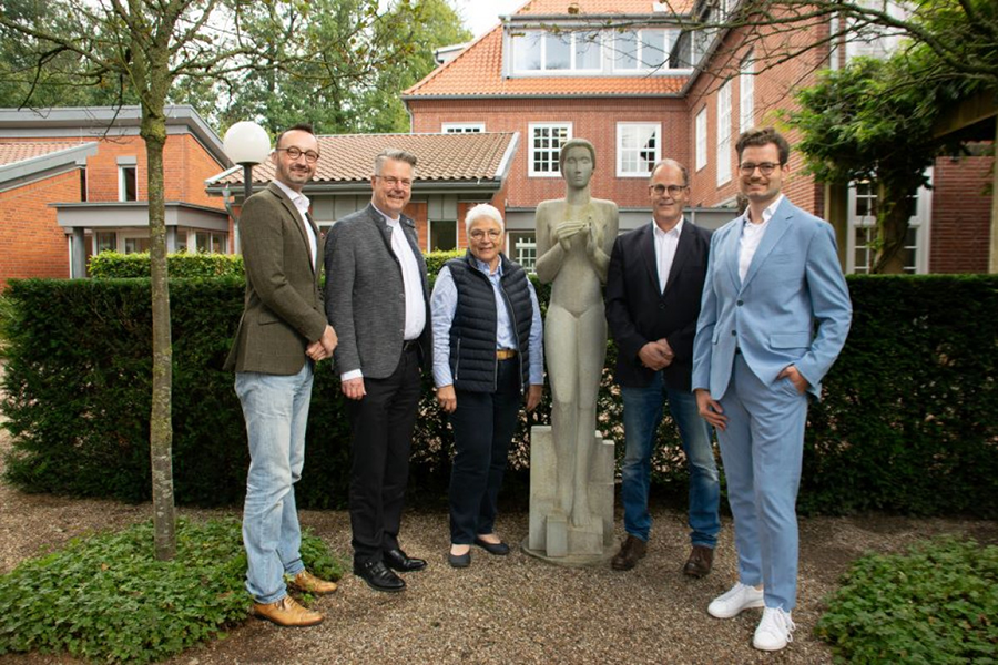 (© Sigrid Lünnemann) v. l. n. r.: Dr. Alexander Linke, Dr. Marc Röbel, Renate Wingbermühle-Rißmannn, Thomas Herpich und Manuel Hase freuen sich über die neuen Kunstwerke auf dem Gelände der Akademie.