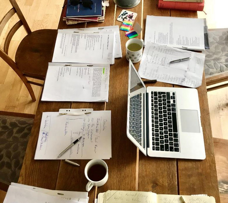 Lyrikkarawane: Schreibtisch mit Laptops und Schreibsachen