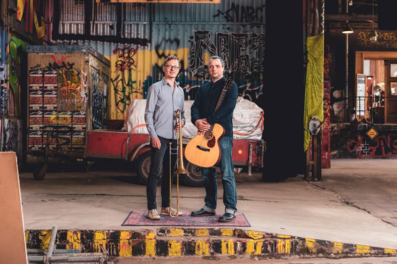 Foto (© Mehr Als Wir): Neben Posaune und Gitarre haben Andreas Uhlmann und Matthias Ehrig noch weitere Instrumente im Gepäck.