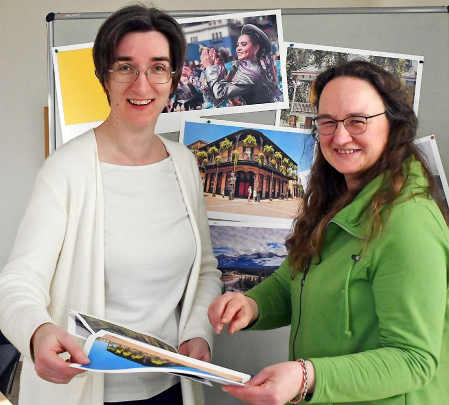 Musikpädagogin Ulrike Kehrer und Märchenexpertin Sabine Lutkat freuen sich auf eine ganz besondere kulturelle „Reise“