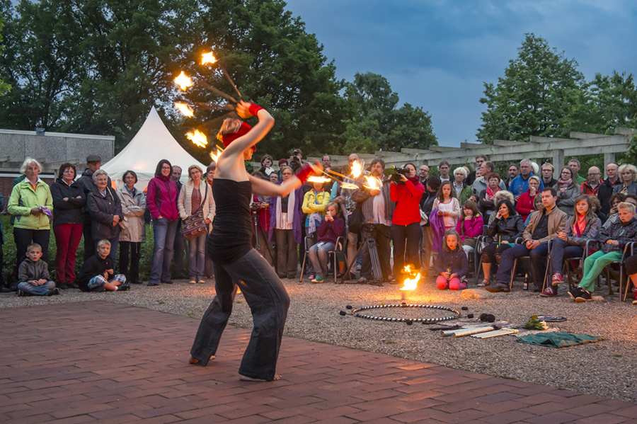 Den krönenden Abschluss des Sommerabends bildet eine magische Feuershow (Foto: Willi Rolfes)