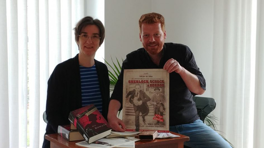 Dr. Ulrike Kehrer freut sich mit Sprecher Alexander Rolfes auf „Die unheimlichen Fälle des Sherlock Holmes“ in Stapelfeld.